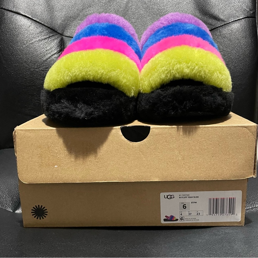 Womens size 6 / big kids 4 UGG Fluff Yeah Slide Stripes